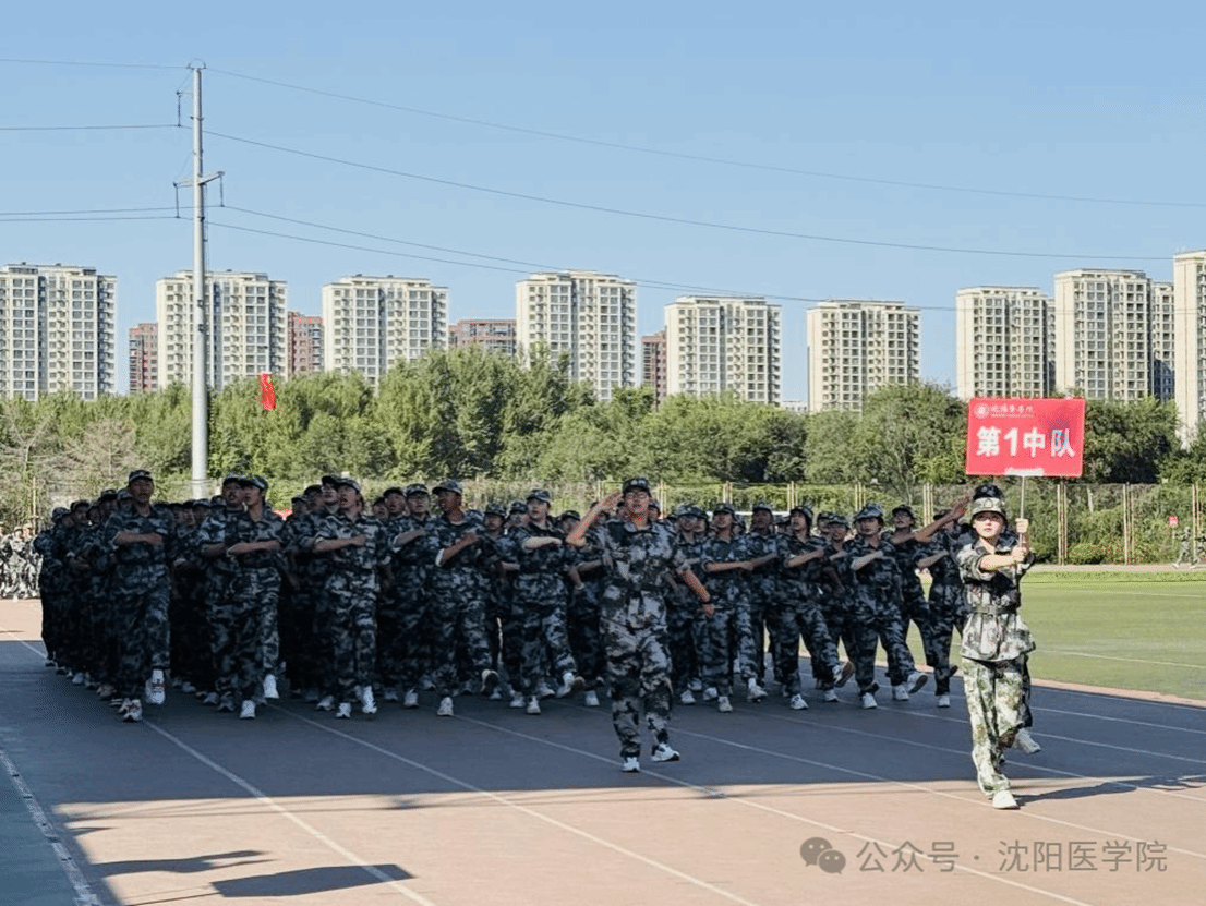 一群人站在路中间 AI 生成的内容可能不正确。 一群人站在路中间 AI 生成的内容可能不正确。