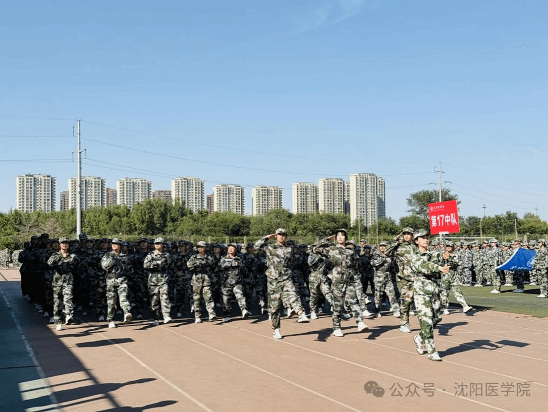 一群人走在路上 AI 生成的内容可能不正确。 一群人走在路上 AI 生成的内容可能不正确。